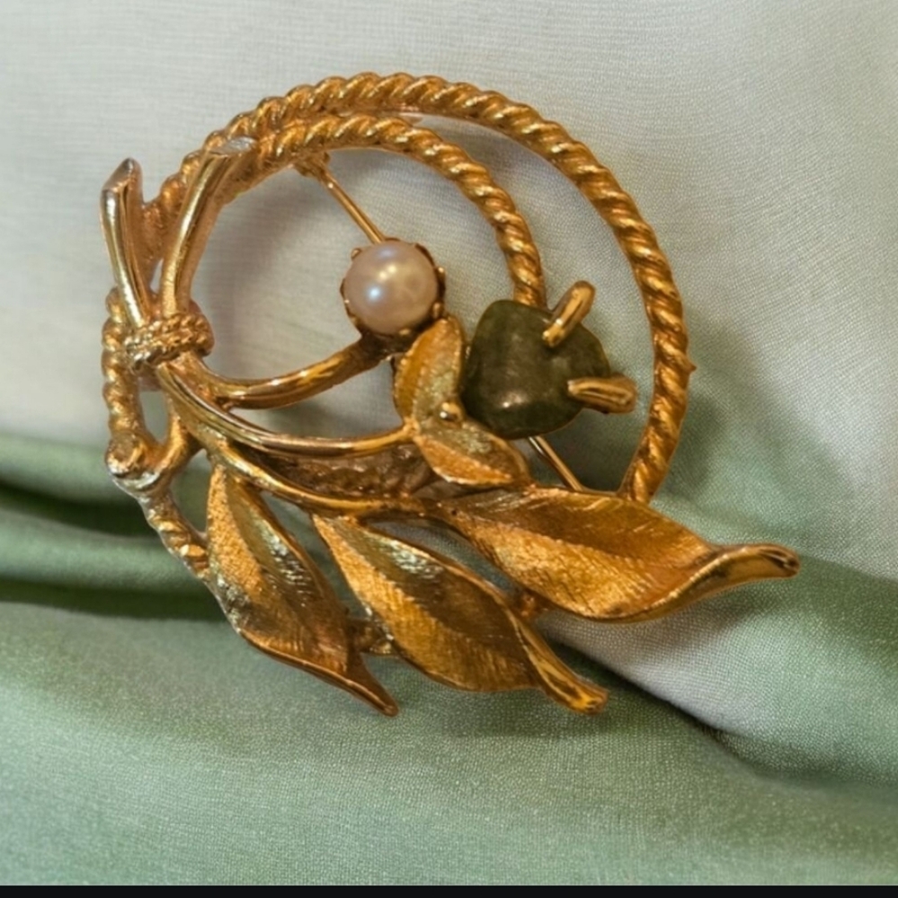 Vintage Sarah Coventry Brooch Single pearl & jade stones leaf. Gold toned Metal